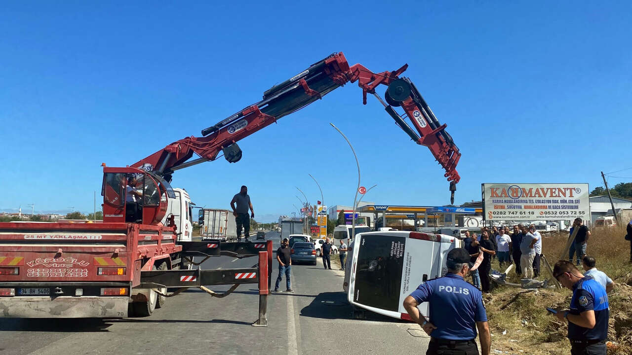 Direğe çarpan yolcu minibüsü yan yattı! 1’i bebek, 3 yaralı var 7